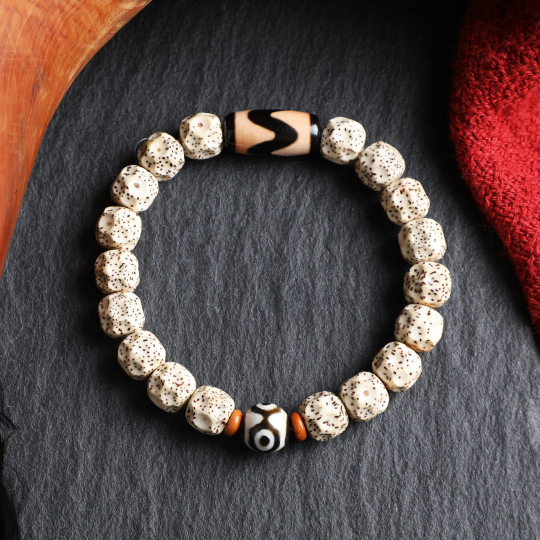 陨石坑星月无相搭配台湾天珠虎牙三眼   尺寸10×9,上手超级油润