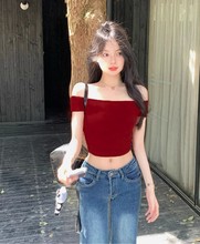 甜辣酒红色短袖t恤2024年夏季新款性感女一字肩露肩修身纯欲上衣
