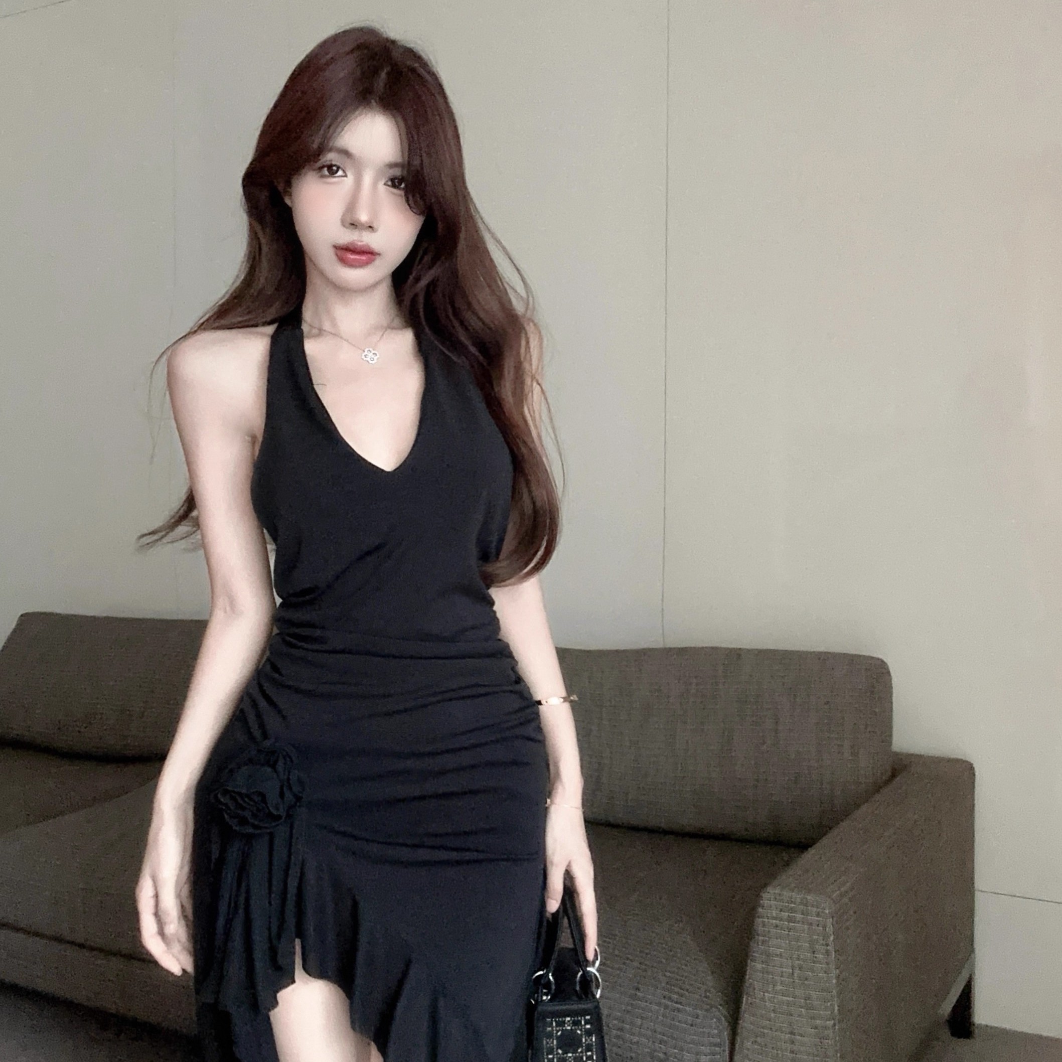 黑色挂脖v领修身立体花朵长裙