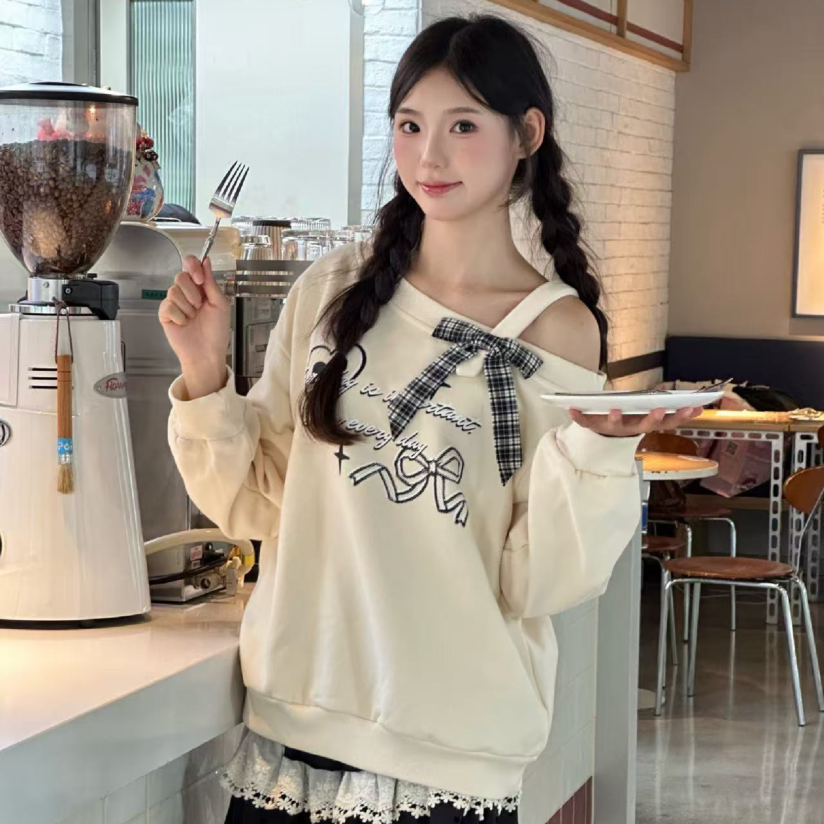 COSME【暗恋物语】秋冬斜肩设计感米色卫衣甜美可爱蝴蝶结元素