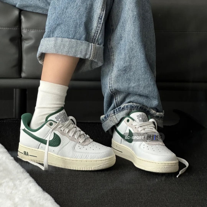 NikeAirForce1女空军复古板鞋
