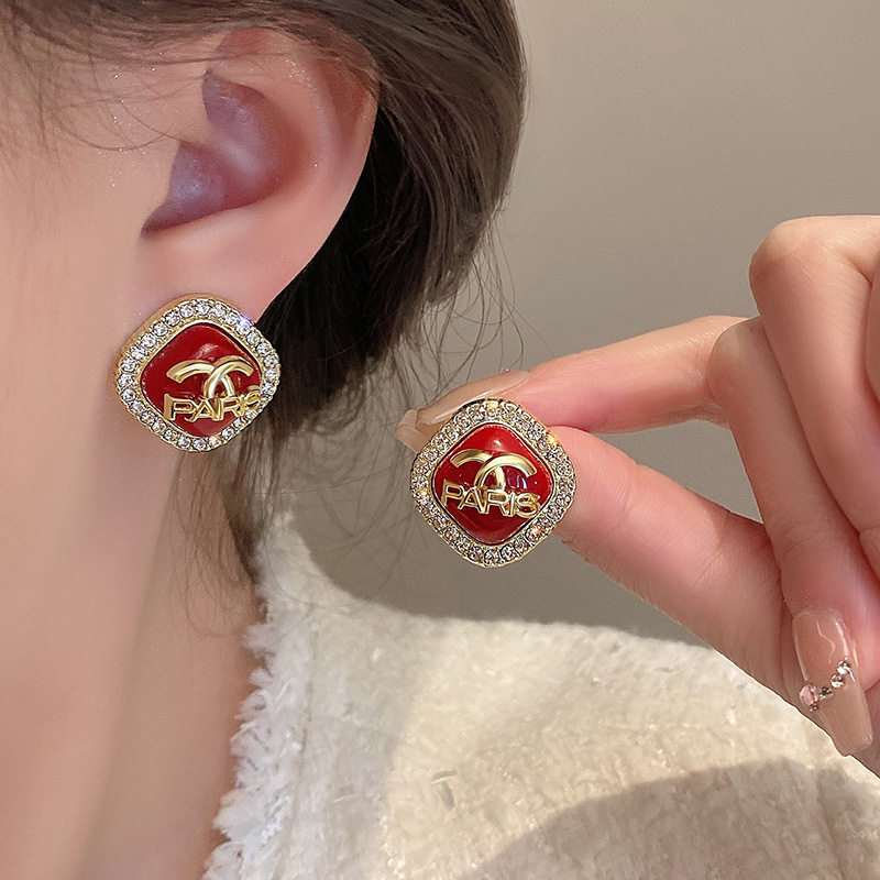 日韩轻奢红色字母耳钉银针珍珠小香风微镶水钻高级感气质百搭耳饰