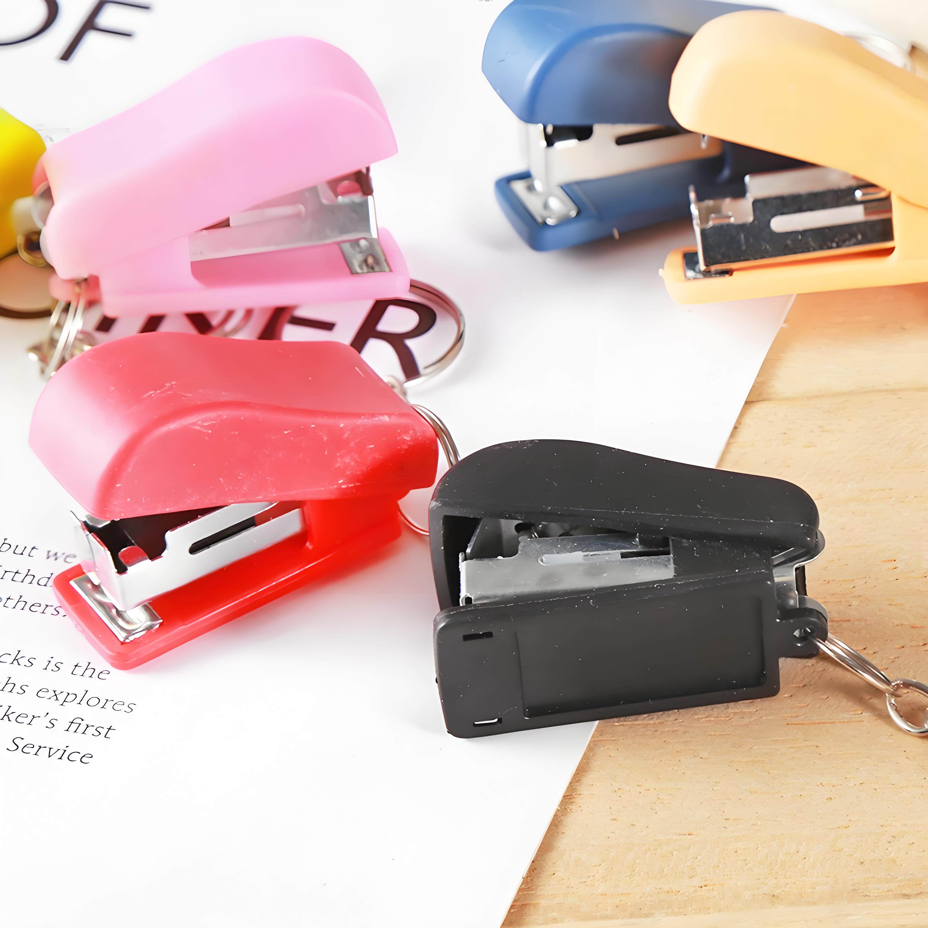 可爱卡通迷你订书机钥匙扣马卡龙色学生创意订书器便捷钥匙圈挂件