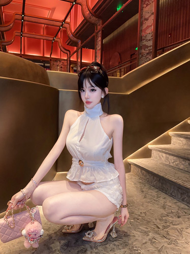 Eva君君酱纯欲气质高领挂脖无袖背心女镂空金属扣褶皱收腰上衣
