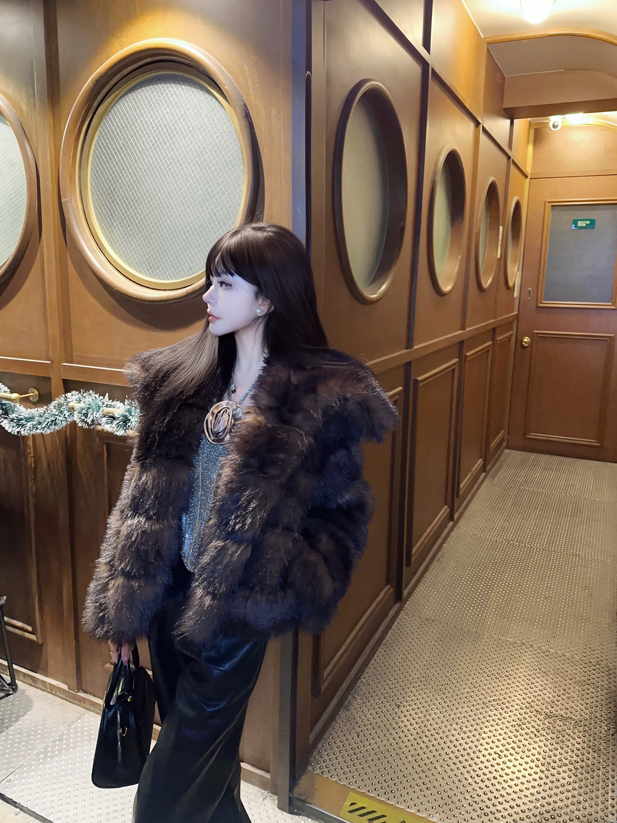 Eva君君酱韩国财阀千金高级感黑金仿貂毛环保皮草短外套女大翻领