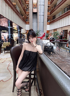 Eva君君酱纯欲风性感黑色显瘦抹胸女辣妹缎面宽松蓬蓬上衣百搭韩