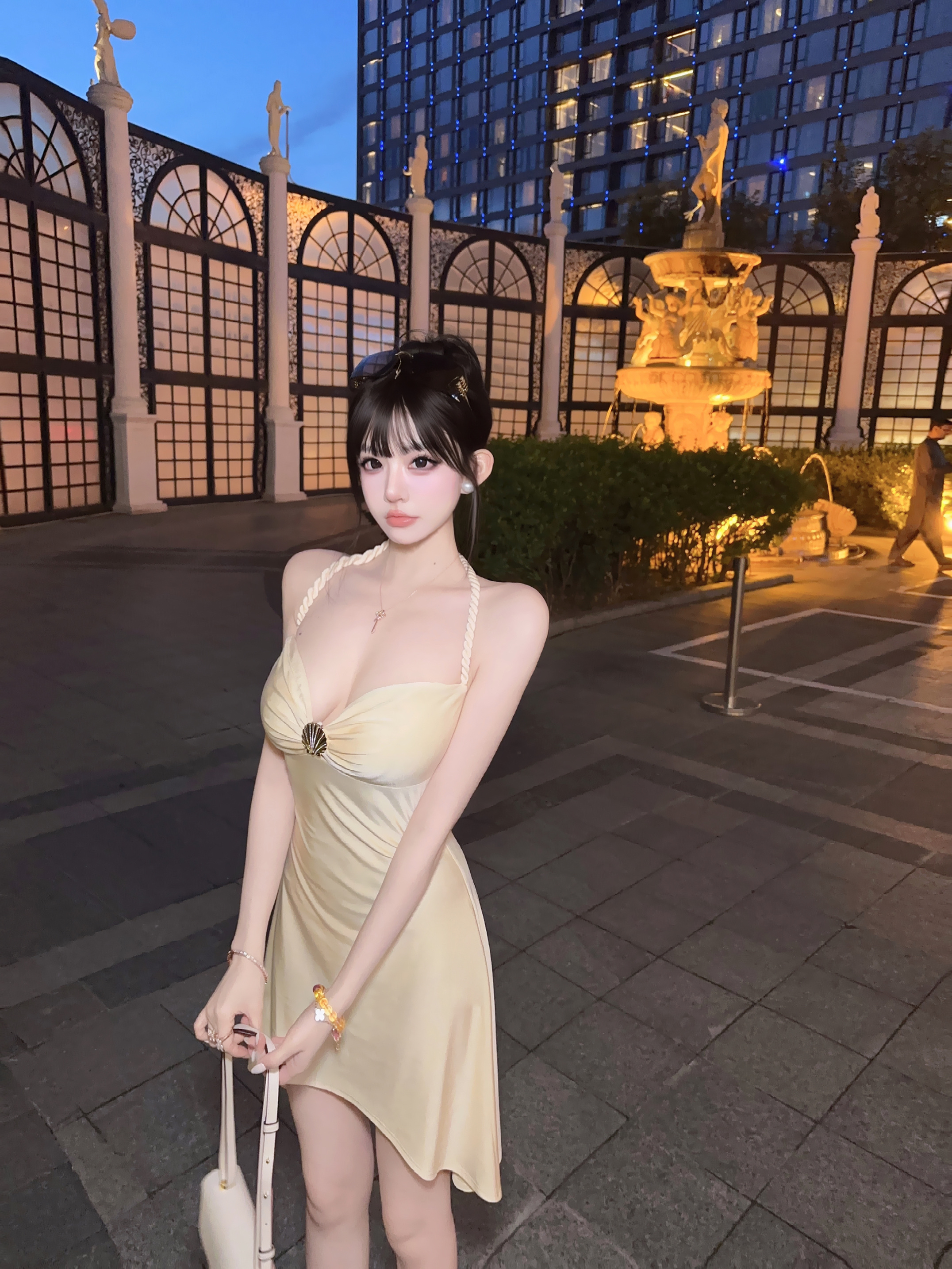 Eva君君酱法式气质扭绳挂脖金属贝壳抹胸收腰露背小众连衣短裙女