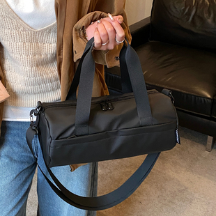 轻便休闲户外斜挎包女骑行运动便携单肩包健身圆筒旅行包桶包男潮