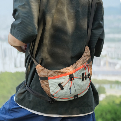 户外机能风撞色轻便斜挎饺子包