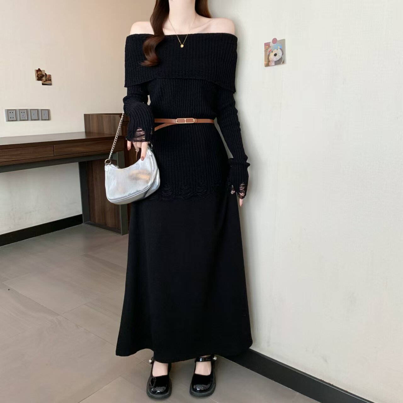 实拍韩系2025一字肩毛边破洞坑条针织衫+腰带+缎面高腰半身裙套装