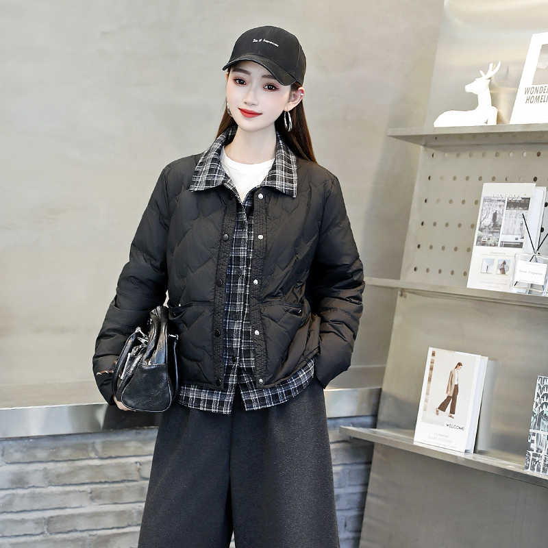 假两件格子短款轻薄翻领羽绒服