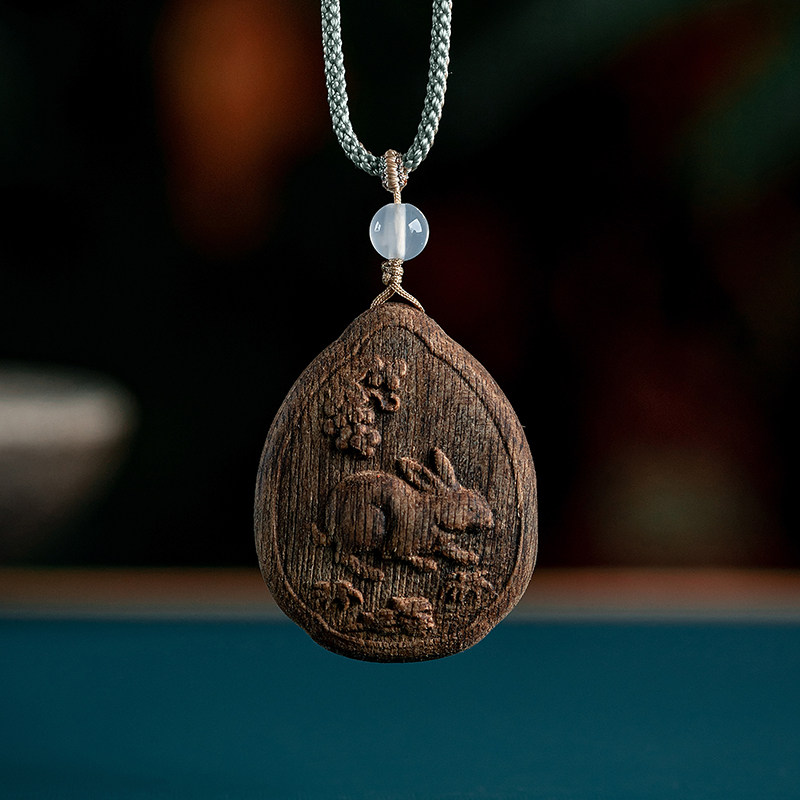 天然越南芽庄绿奇楠雕刻兔子吊坠木挂饰棋楠沉香坠子挂件九分沉水