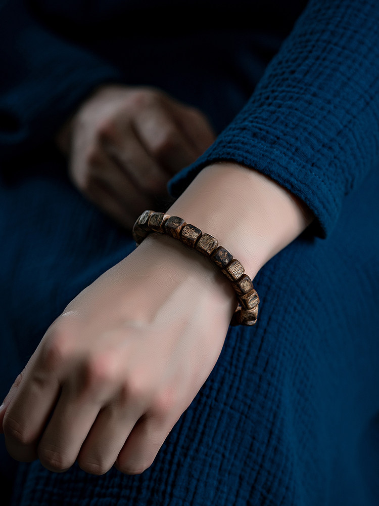 하이난 잉거 녹색 QINNAN AGARWOOD 팔찌 설탕 큐브 오래된 재료 체스 NAN 향기로운 나무 사각형 모양의 양동이 구슬 팔찌 남성과 여성을위한