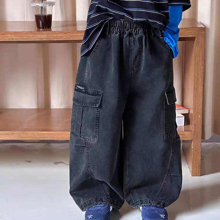 2026春新款中大童拼接碳磨全棉宽松长裤男童时尚弯刀工装牛仔裤潮