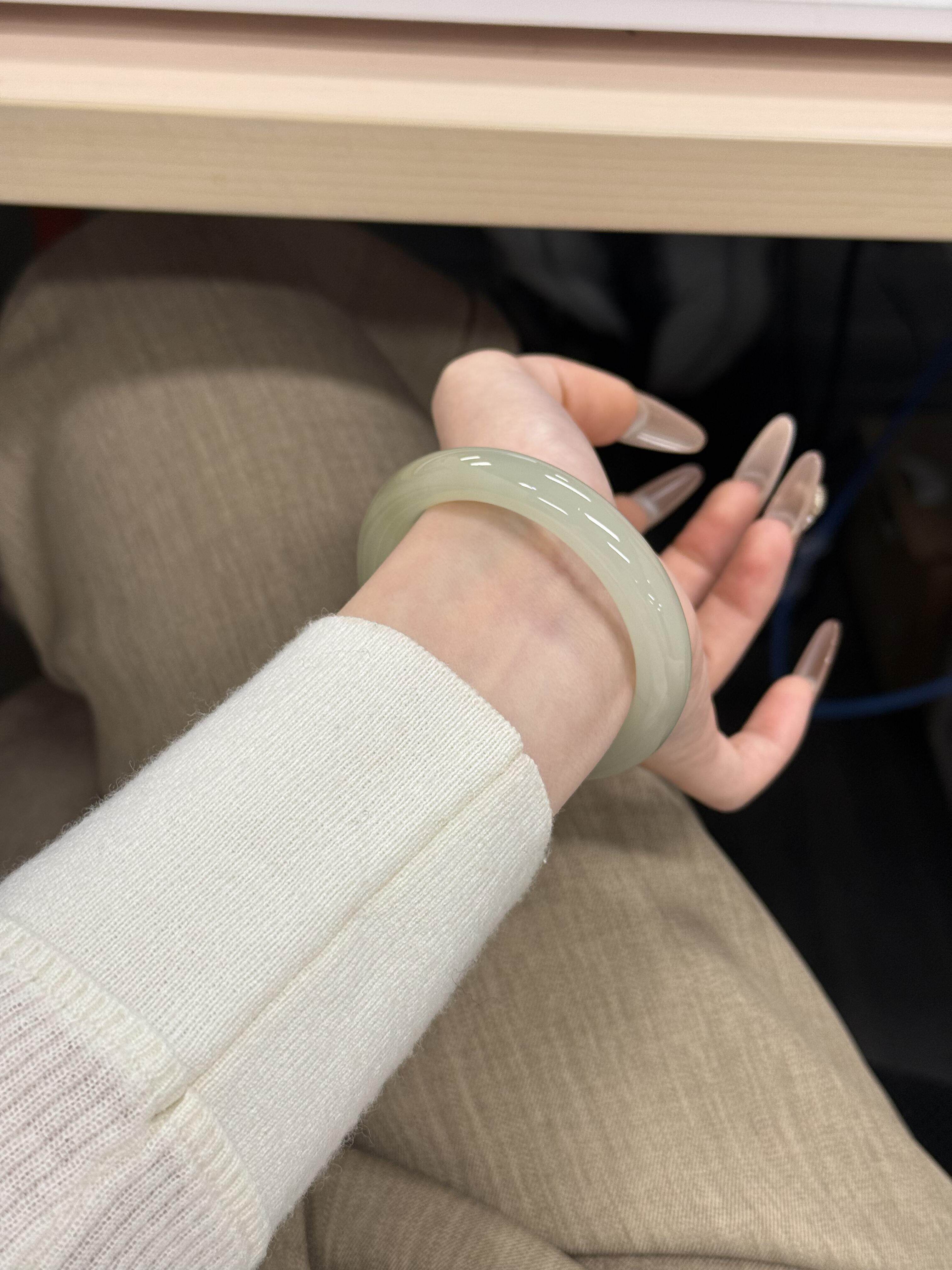 新疆和田玉湖水绿手镯女款晴水扁条平安镯青白玉茶色天然少女玉镯图片