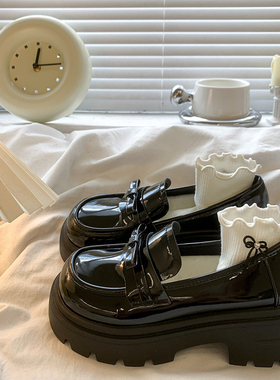 黑色复古英伦风厚底小皮鞋女2026新款夏秋季百搭配裙子漆皮乐福鞋