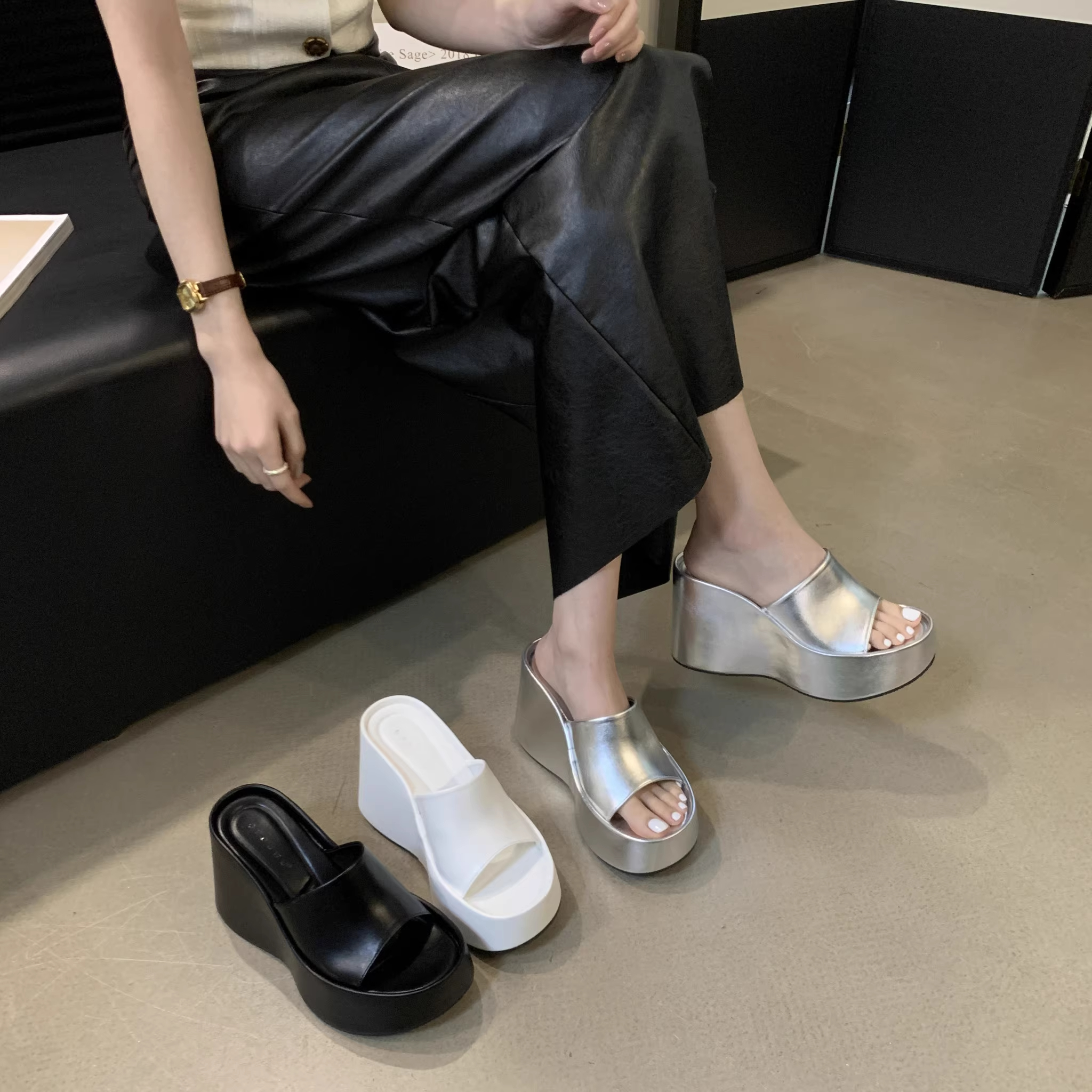 网红厚底拖鞋女夏外穿松糕一字拖坡跟2025年新款时尚百搭ins凉拖