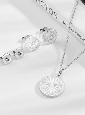 2025熊家新款圆牌图案小熊耳钉项链吊坠套装简约时尚百搭款