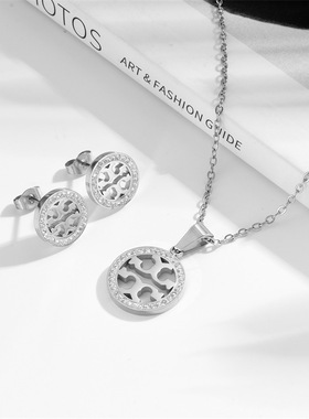 欧美热销圆牌白钻女款时尚镂空钛钢耳钉项链套装精致