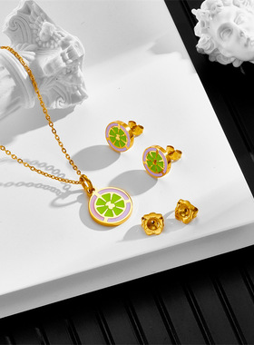 小熊钛钢吊坠耳钉套装欧美夏日清新多彩小熊女款时尚百搭项链跨境