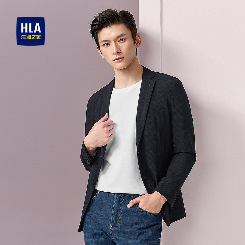 海澜之家平驳领胸针点缀休闲西服