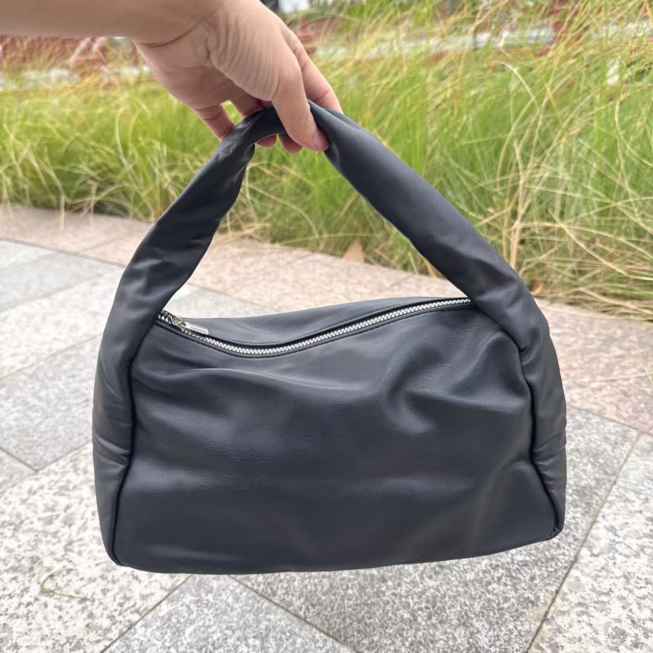 外贸尾货H*软皮小众设计手提包女高级感通勤百搭法棍包时尚手拎包