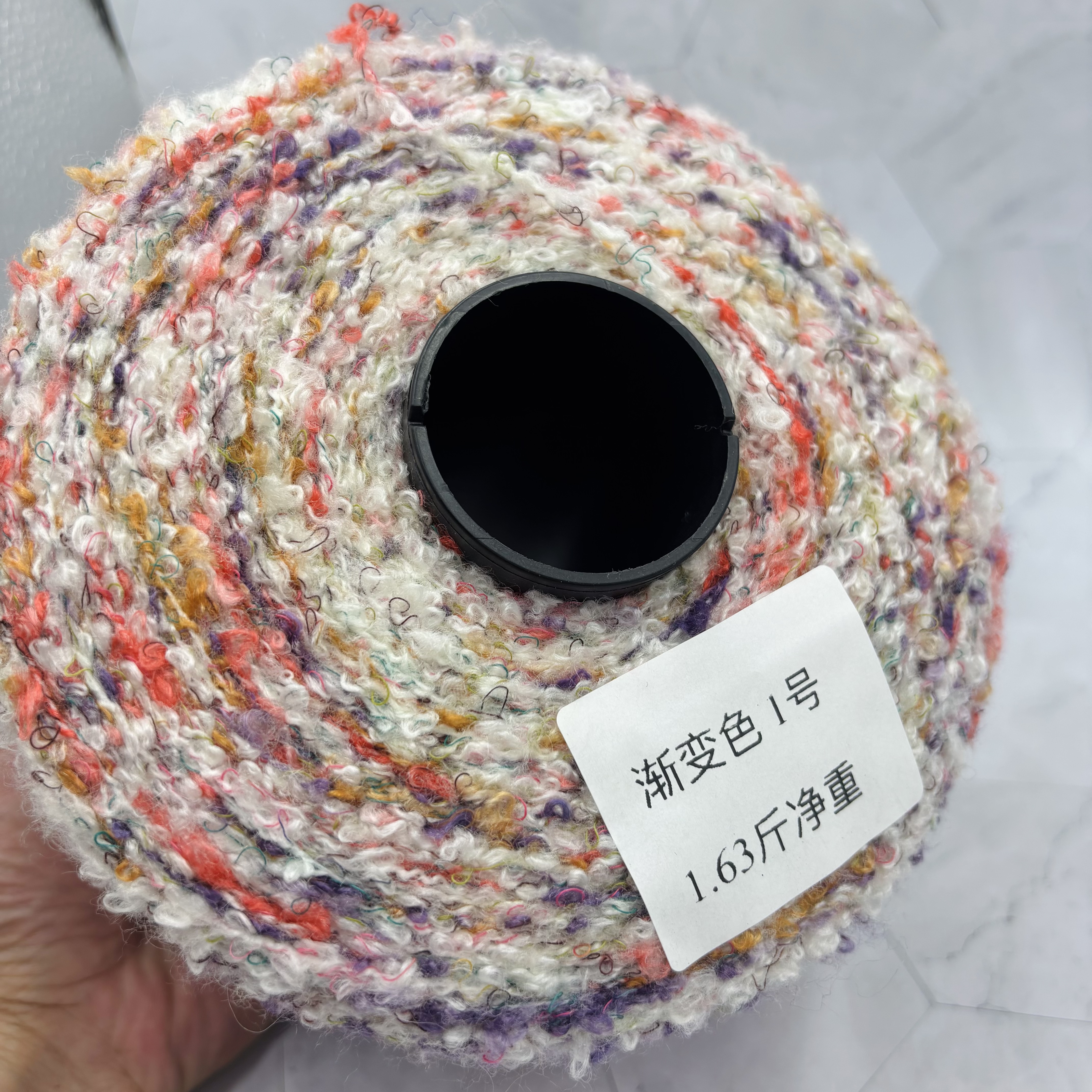 一桶的标价 长段染渐变圈圈纱 柔软不扎 可贴身 手工编织毛线
