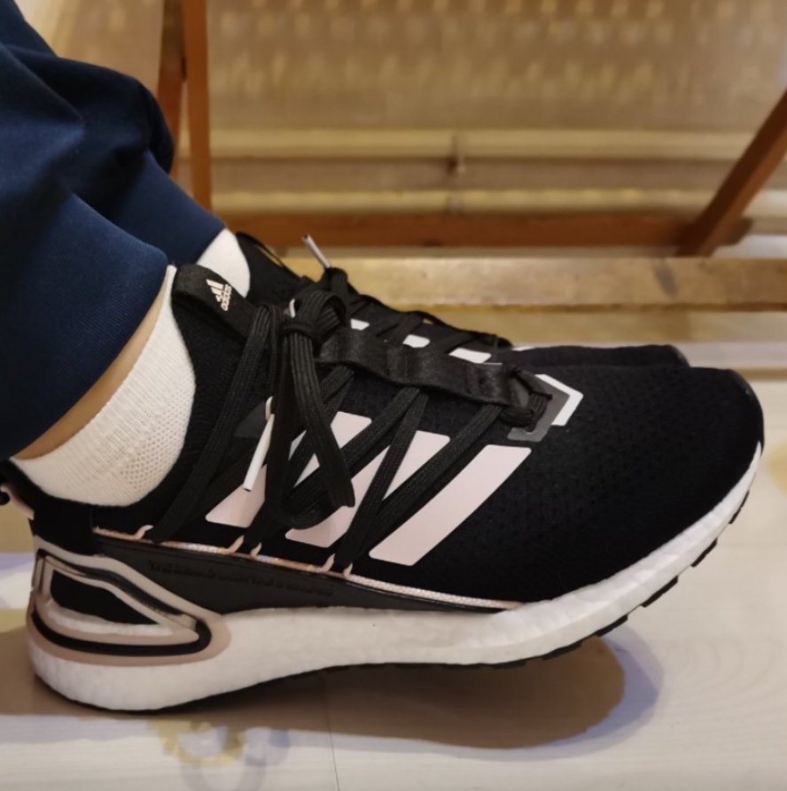 Adidas阿迪达斯新款女子运动跑步鞋 GY8107
