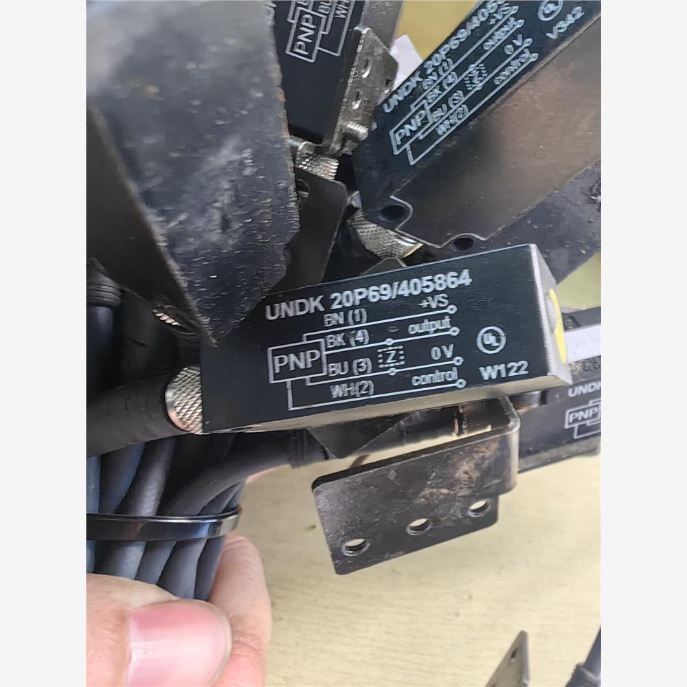 议价小型超声波传感器UND