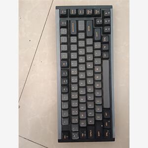 议价出黑峡谷键盘，颜色为黑色，款式为i2机械键盘，有线热插拔