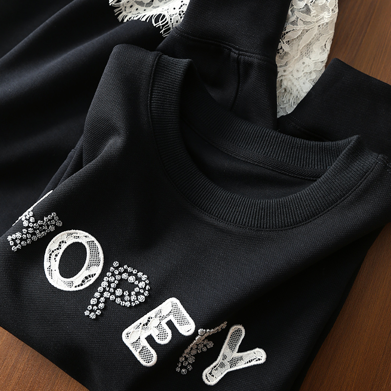 淘么淘 休闲时髦一套解决 立体字母牙刷绣圆领卫衣+蕾丝拼接半裙