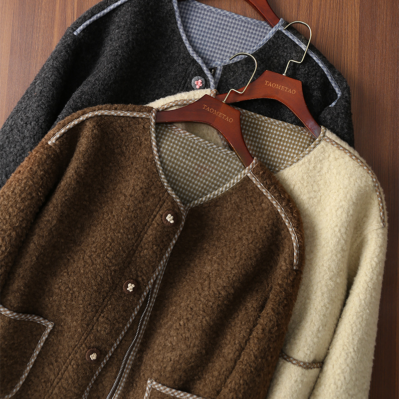 淘么淘 「法式香调」格纹拼接仿皮毛一体羊羔毛宽松圆领长袖外套