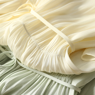 【折】 心动流光溢彩重工褶皱系带收腰显瘦喇叭袖V领连衣裙女新款