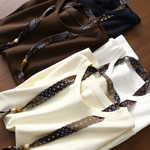 淘么淘 设计感穿孔印花丝巾圆领卷边短袖 上衣t恤女新款 衣品飙升