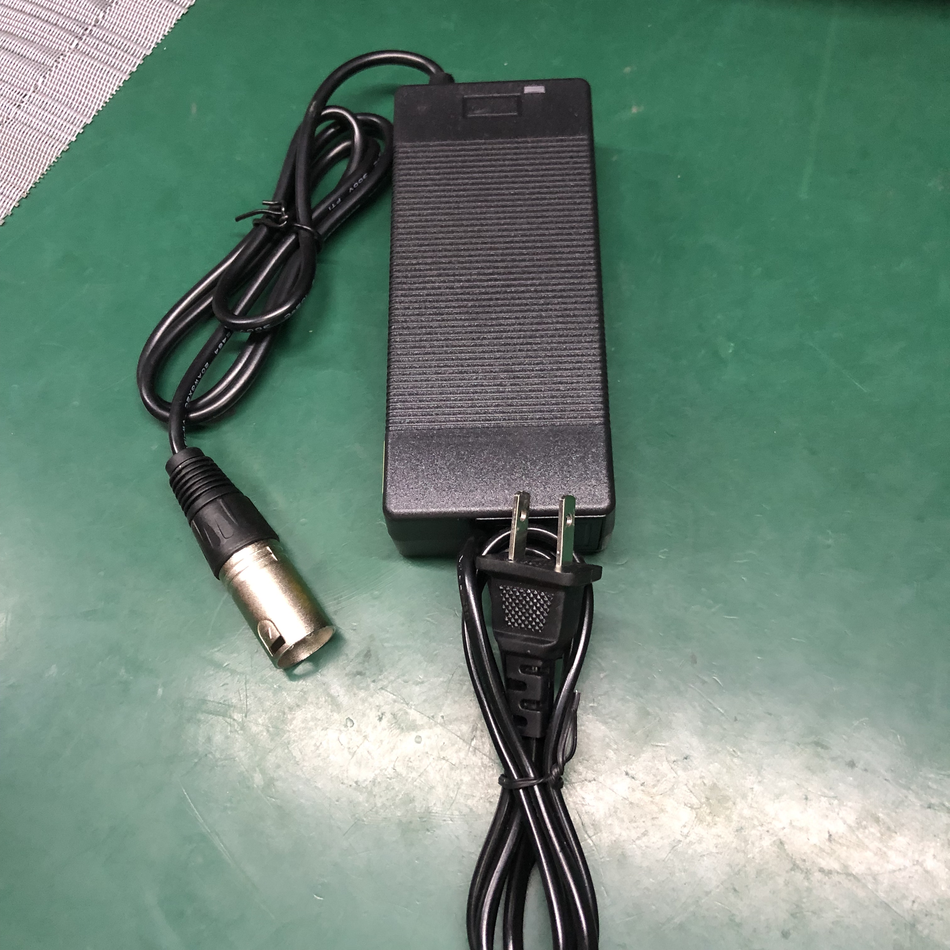 36V锂电池专用充电器,输出42V2A适用于折叠电动车接口是卡农头。