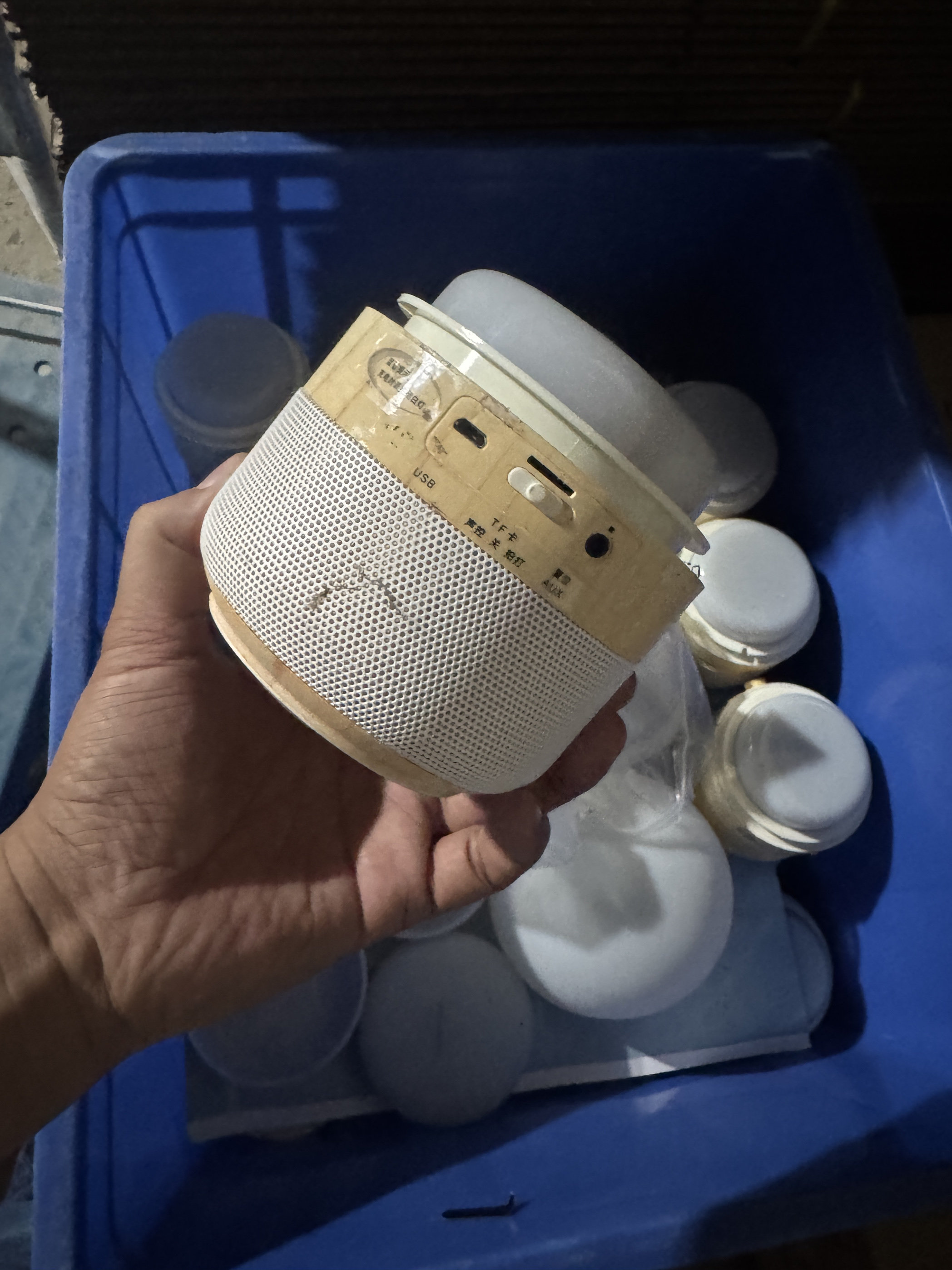 质感极好。灯光蓝牙音箱，可惜粘手 不包好坏DIY研究。
