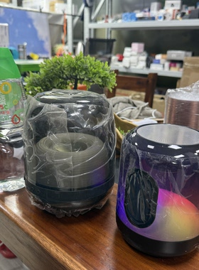 琉璃音箱，小的（右），瑕疵品，能响音质好。款式颜色随机发