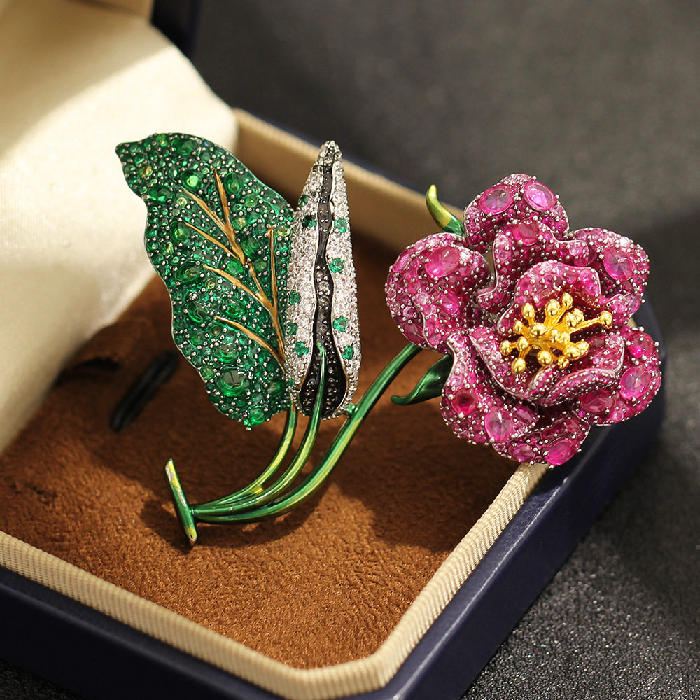 蔷薇花朵设计师重工复古镶钻石绿叶红花夸张胸针优雅花束别针胸花