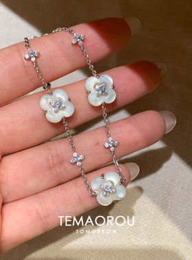 千金感“舒芙蕾”白色贝珠花朵闪钻手链2025年轻奢高级感手环