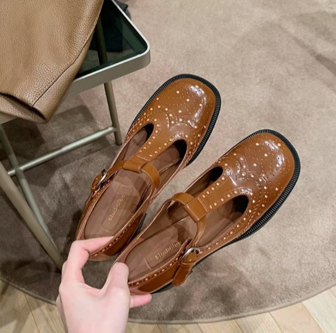 布洛克雕花T字带单鞋粗跟小皮鞋