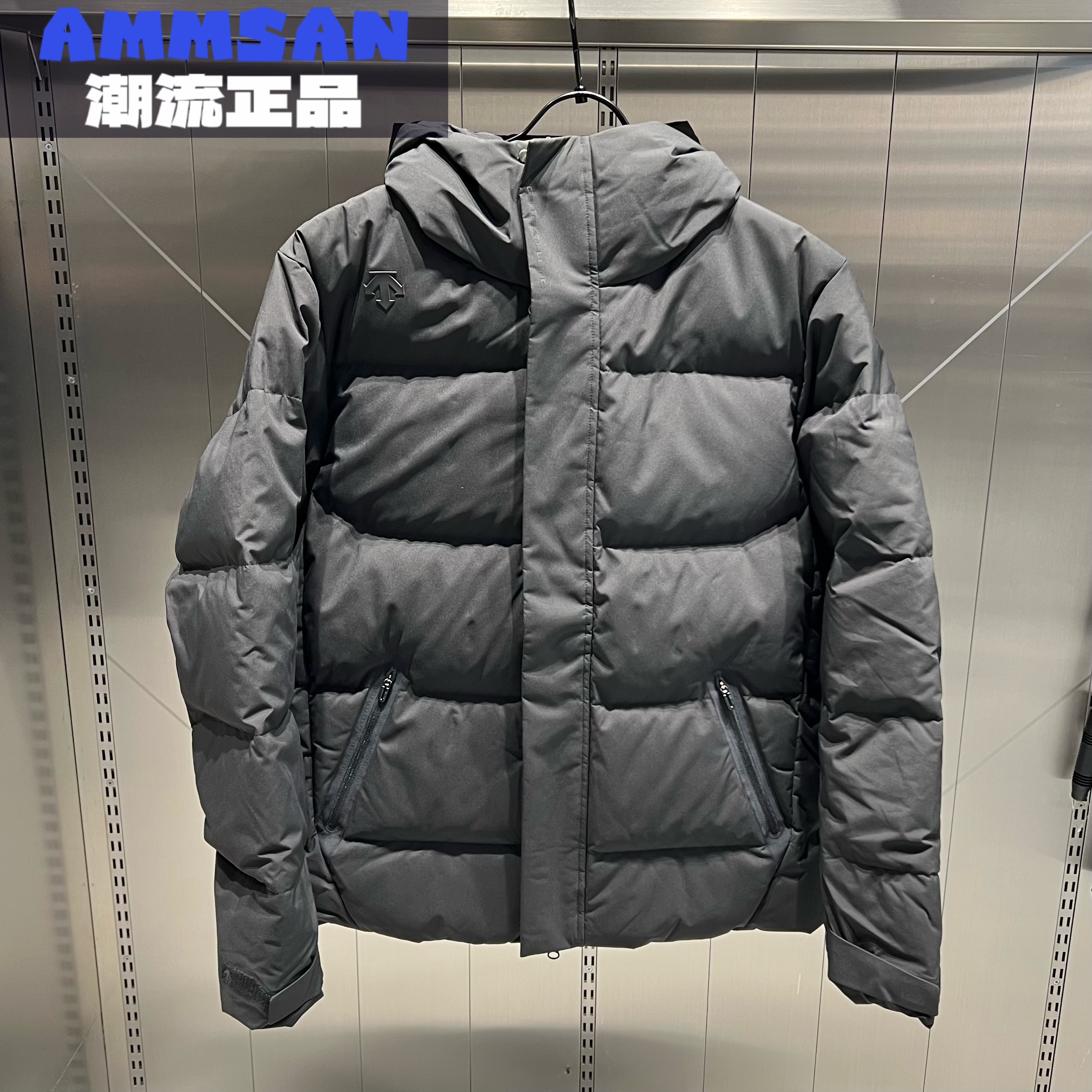 迪桑特DESCENTE男款运动通勤轻盈保暖连帽短款羽绒服D4431TDJ56