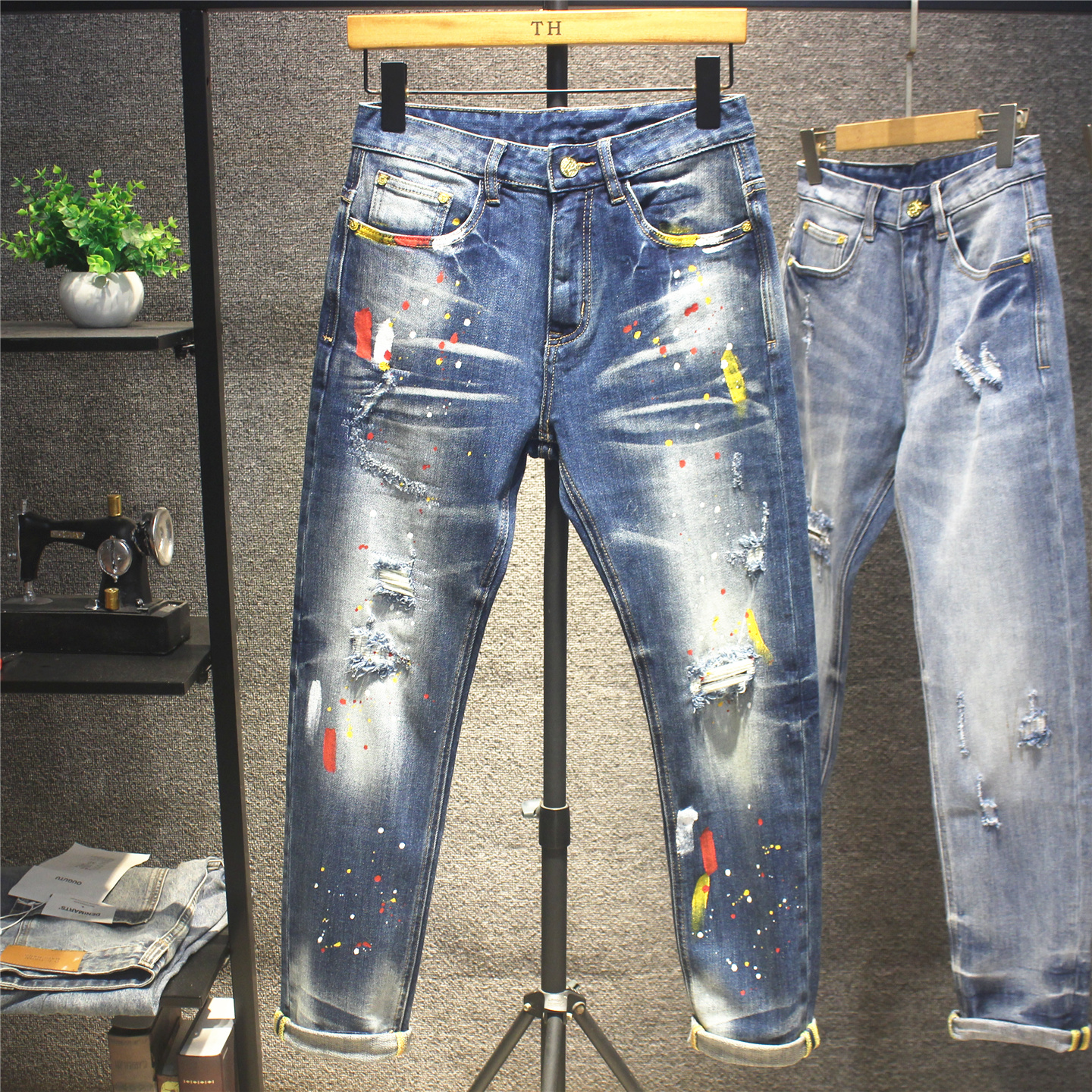 牛仔裤男士浅蓝色泼墨设计破洞