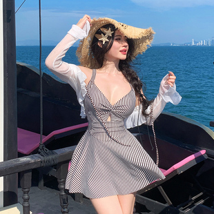 高级感度假泡温泉泳装 大码 胖mm性感条纹连体泳衣女两件套V领罩衫