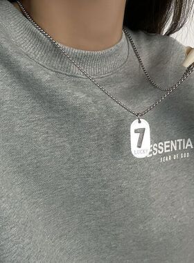 欧美幸运数字7方牌吊坠项链女夏2025年新款ins嘻哈男卫衣链配饰