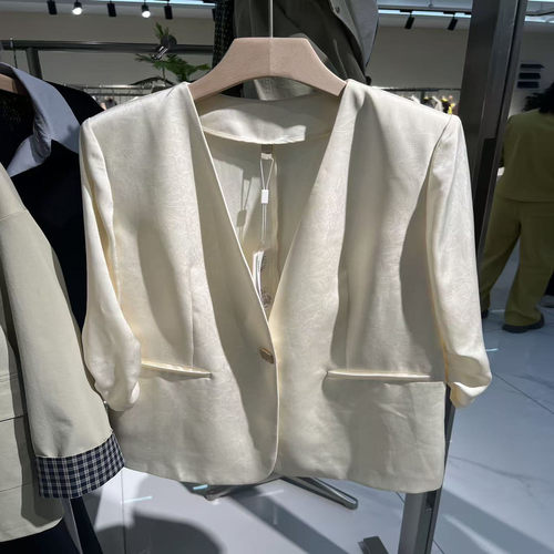 019J196商场同款时尚气质捏褶一粒扣V领西服2026春季新款女装外套