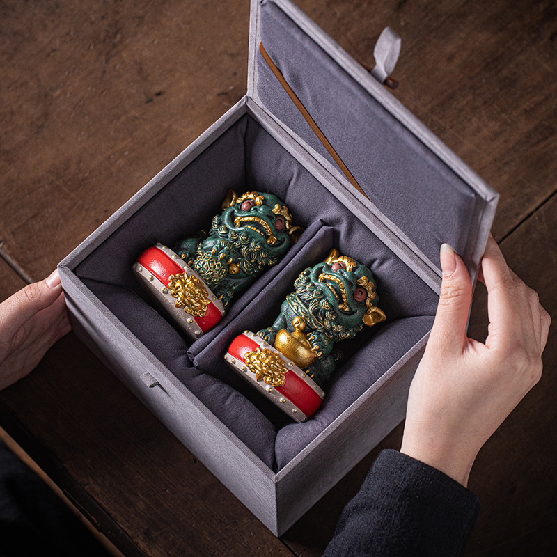 国潮唐狮彩金高档伴手礼中式元宝绣球一对招财摆件客厅桌面装饰品