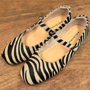 图巴客春季新款方头蜜蜂纹真皮马毛斑马纹带饰一字扣浅口单鞋女