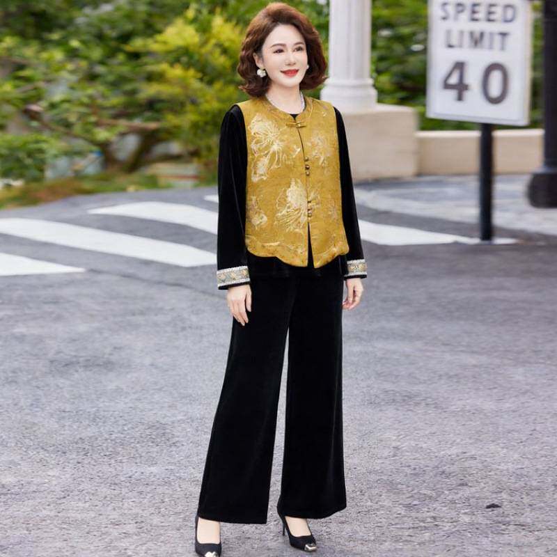 专柜品牌马年妈妈春装金丝绒套装中老年女春秋刺绣马甲贵夫人本命