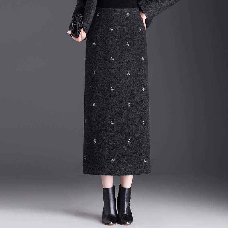 专柜品牌羊毛绣花直筒半身裙女2026秋冬季新款舒适高腰中长款包臀