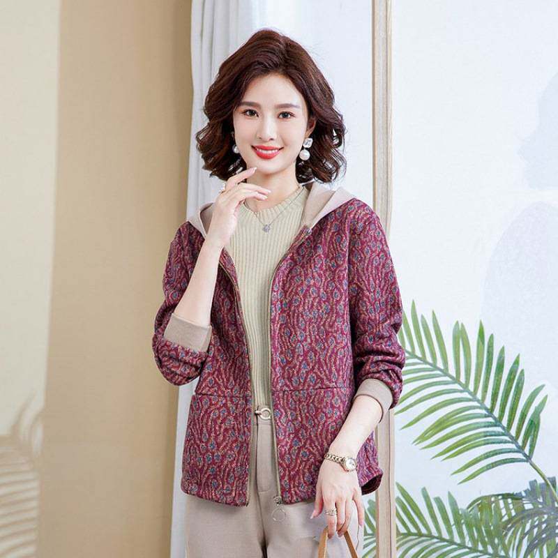 专柜品牌妈妈春装女外套洋气连帽中年短款休闲上衣中老年女装40气